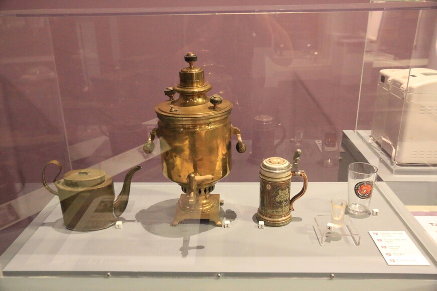 Немецкий вклад в бытовую культуру Северной Дакоты, как это представлено в музее: пивная кружка и (русский) самовар.