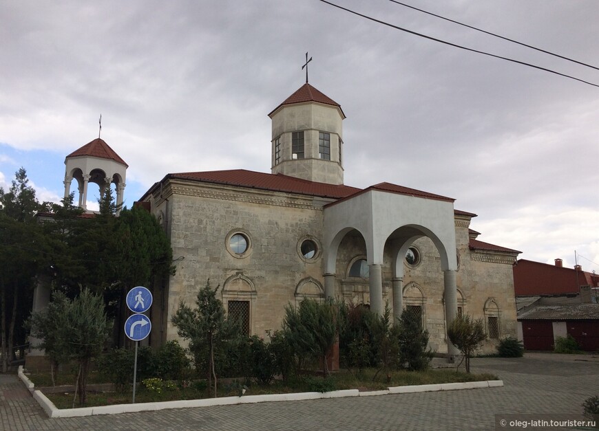 Армянская церковь Сурб Никогайос (Святого Николая)
Французские войны оставили штыками написанные свои имена во время Крымской войны.