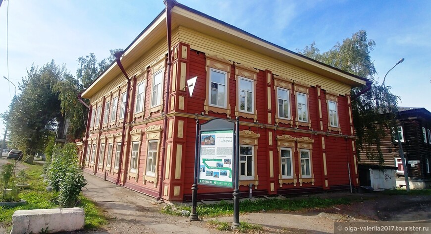 Ул.Татарская  1, рядом с домом туристический стенд с картой и достопримечательностями Татарской слободы.