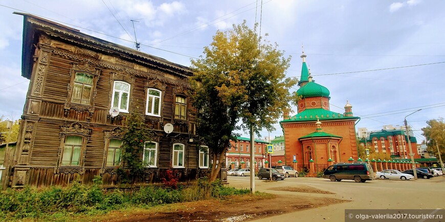 Татарская слобода. Красная мечеть и здание школы построенное на средства Карима Хамитова.