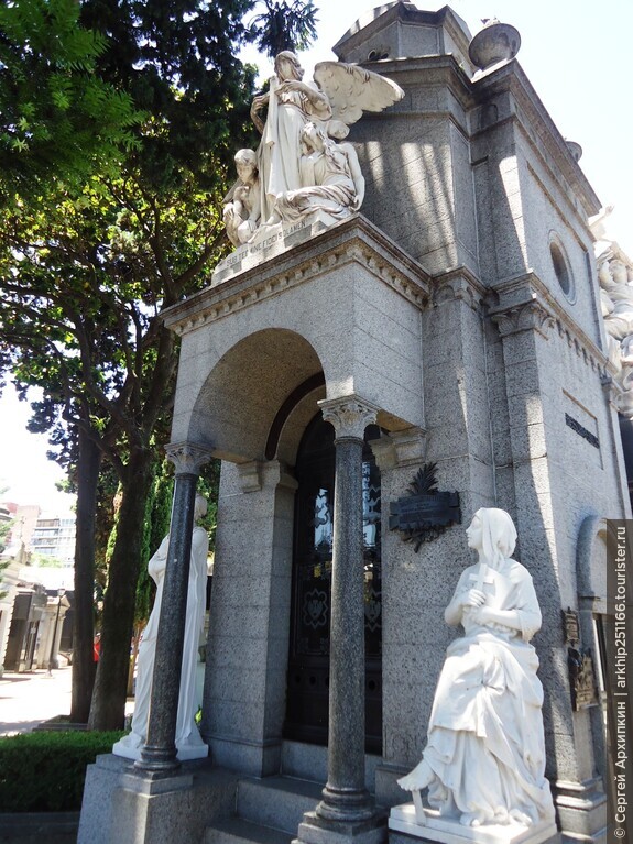 Знаменитое кладбище Реколета в Буэнос-Айресе