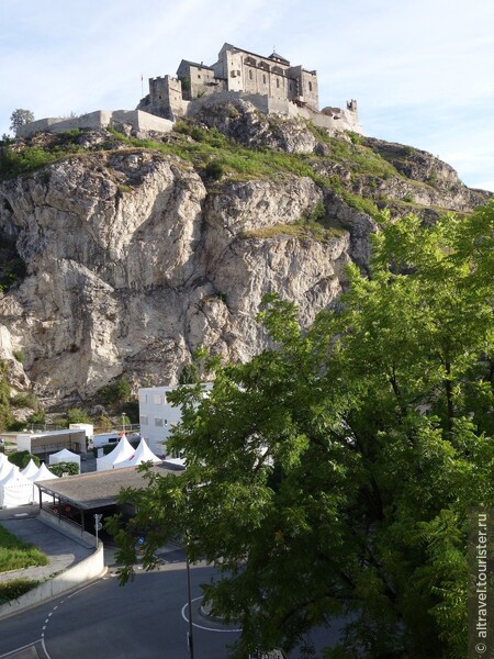 Высота скалы, на которой стоит замок - 120 м.
