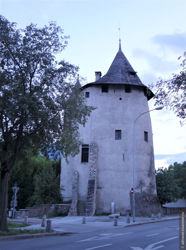 Башня ведьм (Tour des Sorciers).