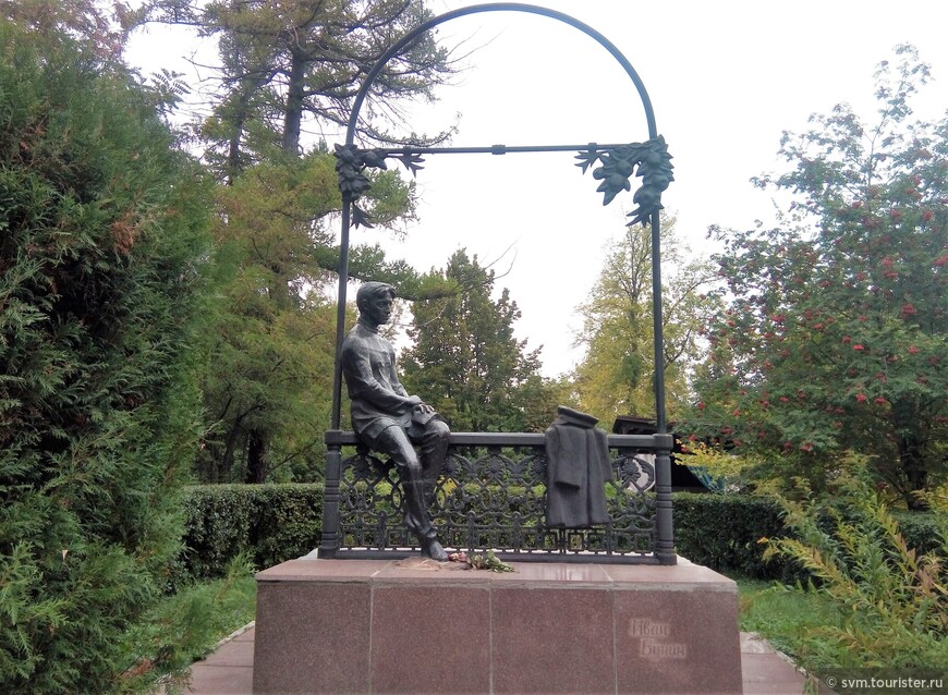 Памятник-Гимназист Иван Бунин был установлен на центральной аллее Городского парка в 1995 году к 125-летию со дня рождения писателя.Скульптор изобразил Ивана подростком,сидящим на ограде Городского сада,в котором он постоянно прогуливался.