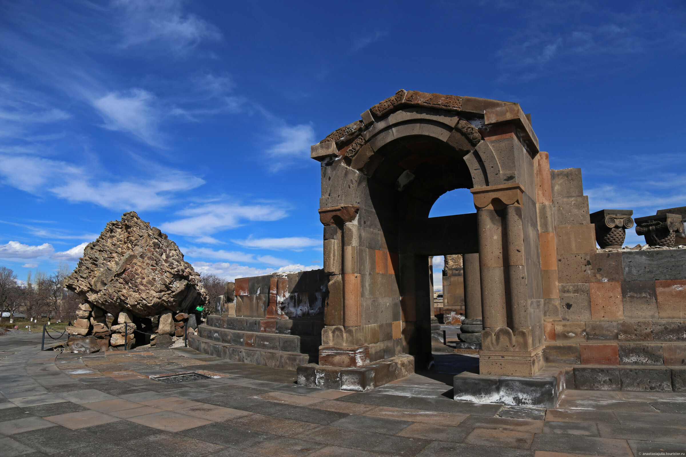 Где находится звартноц. Руины храма Звартноц. Храм Звартноц в Армении. Развалины храма Звартноц. Развалины храма Звартноц Армения.