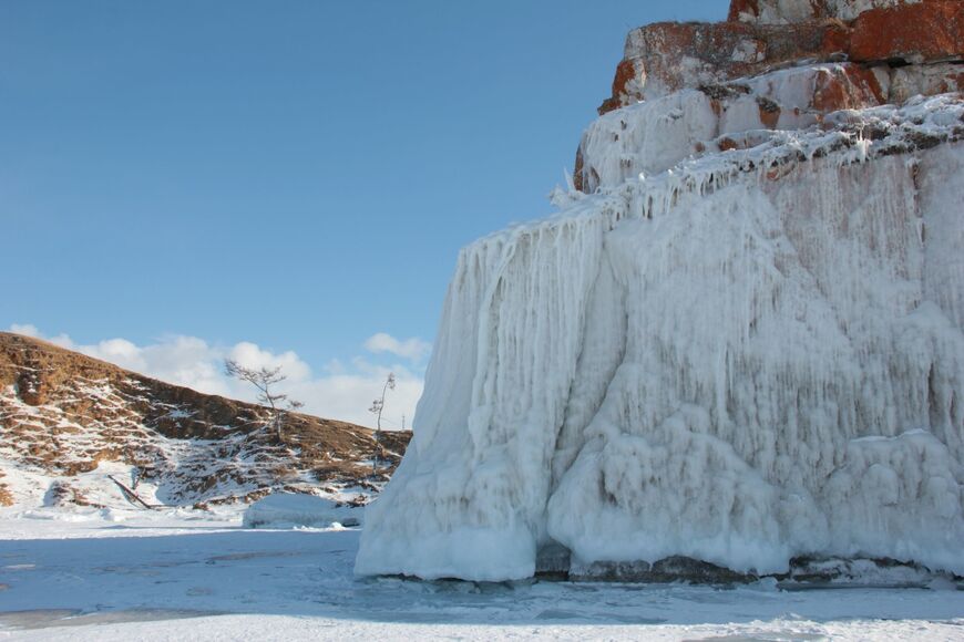 Ледяное подножье скалы Шаманка