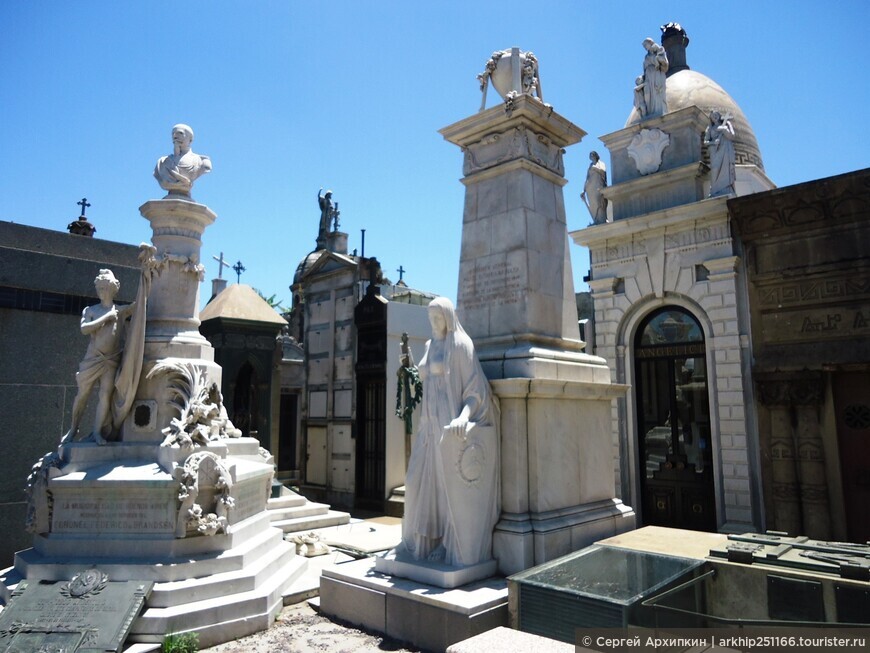 Базилика Нустра Сеньора Дель Пилар на знаменитом кладбище Реколета в Буэнос-Айресе.