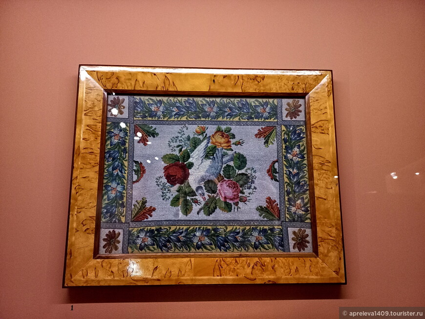 Бисерная вставка в столик для рукоделия Голубок в окружении роз. Россия 1800-1820-е.