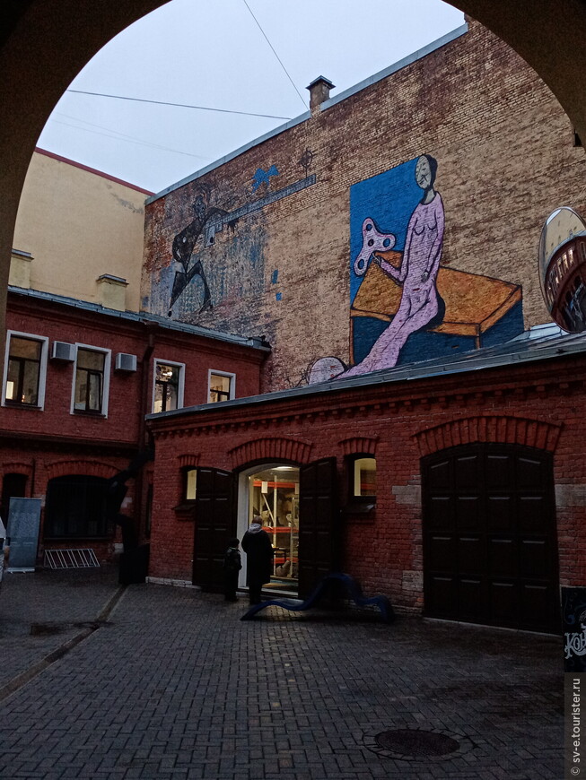 «Стихи-я-Петербург» или 30 лет коллекции музея у Львиного моста. Часть 1. Здание и двор