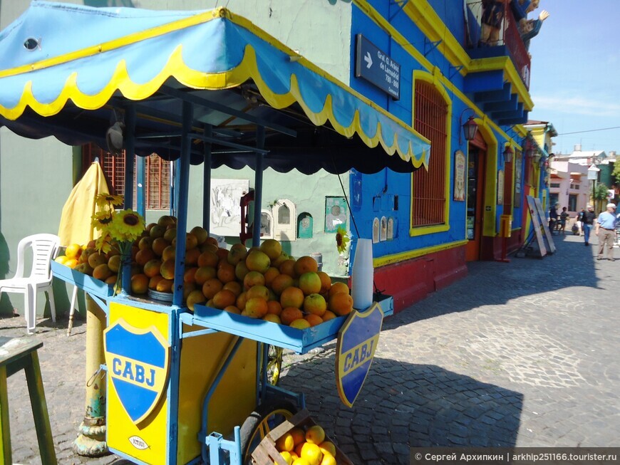 Торговая улица Эль Каминито в самом красочном районе Ла-Бока в Буэнос-Айресе