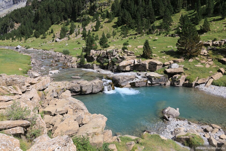 Талая ледниковая вода в реке - ярко-голубого цвета.