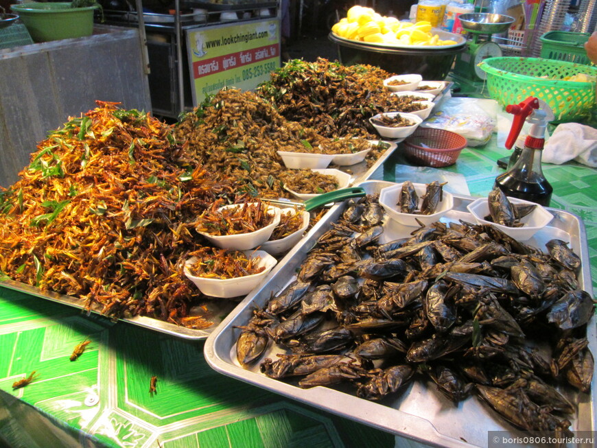 Хороший рынок с разнообразными тайскими товарами