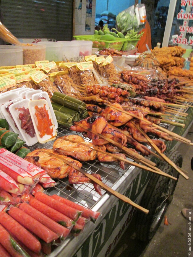 Хороший рынок с разнообразными тайскими товарами