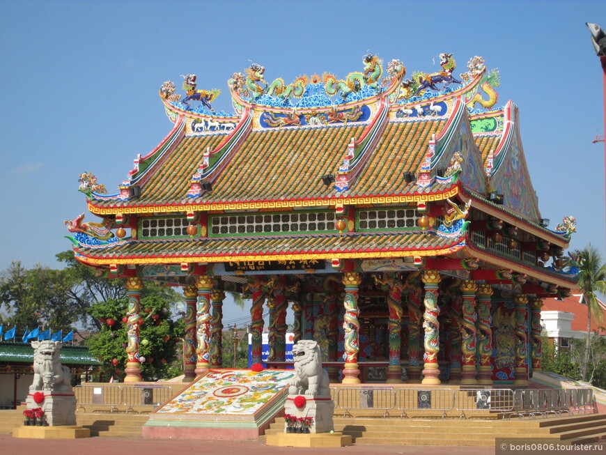Городской алтарь с китайским храмом поблизости