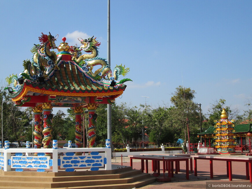 Городской алтарь с китайским храмом поблизости