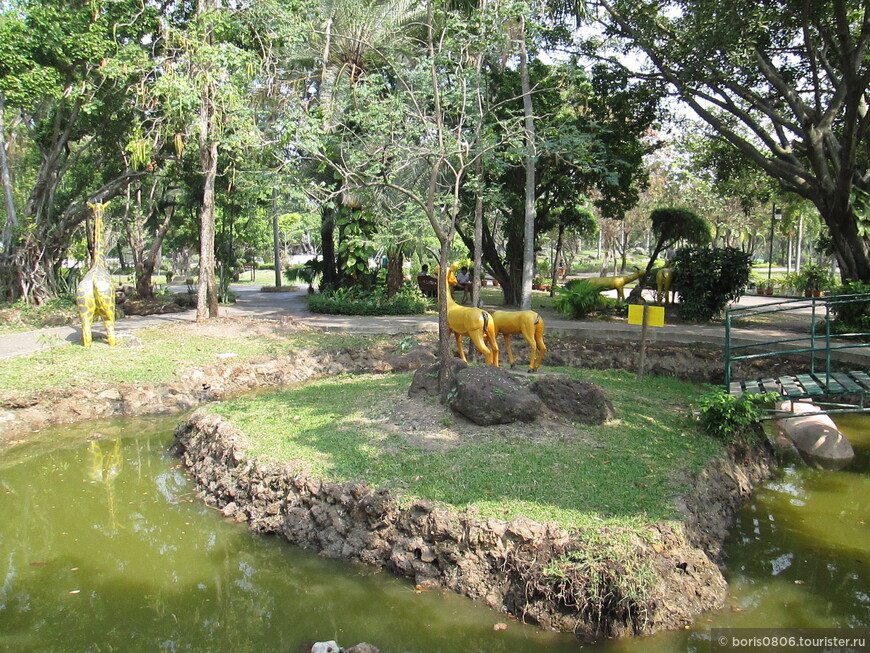Хороший городской парк, окруженный прудом