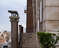 Копия Капитолийской волчицы.  Установлена на высокой колонне слева от здания Дворца сенаторов