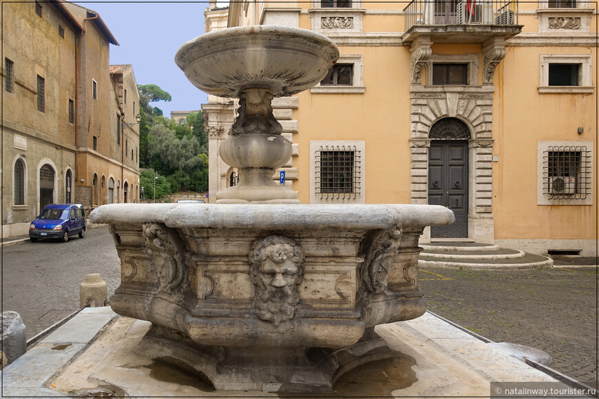 Фонтан Acqua Felice на площади Piazza di Campitelli