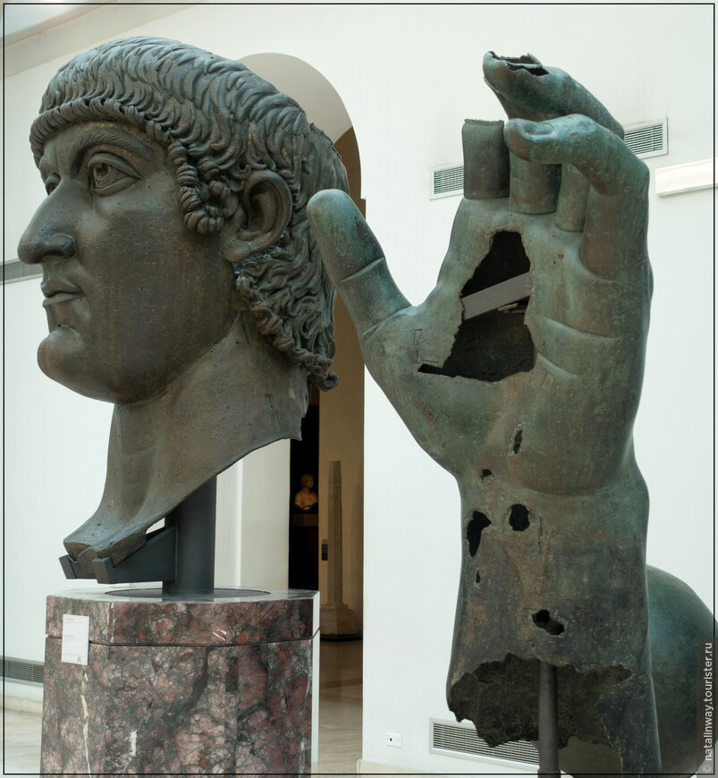 Фрагменты колоссальной статуи Константина. 320 г.