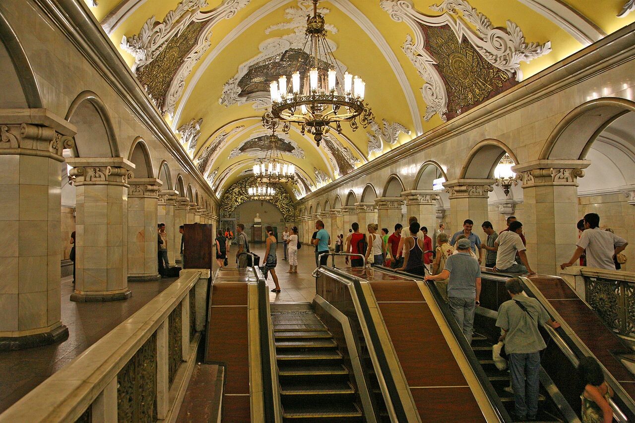 Метро Комсомольская у трех вокзалов в Москве — время в пути, время работы, как доехать, выходы, на карте, магазины, кафе, квартиры, гостиницы