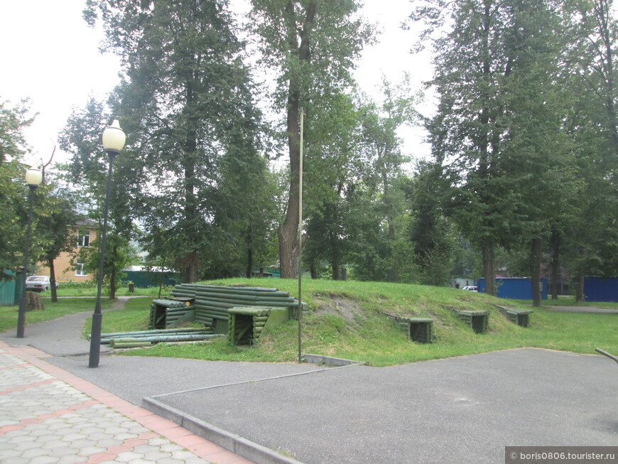 Мемориал в городе воинской славы, с колонной Святого Георгия и бюстом Сталина 