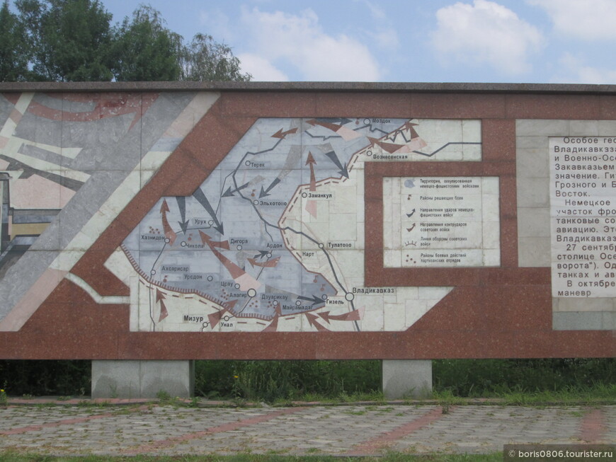Мемориал в городе воинской славы, с колонной Святого Георгия и бюстом Сталина 
