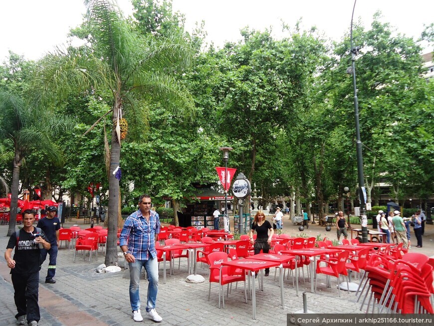 Торгово-пешеходная улица Саранди в старой части уругвайской столицы — Монтевидео