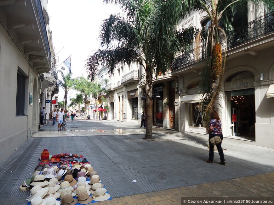 Торгово-пешеходная улица Саранди в старой части уругвайской столицы — Монтевидео