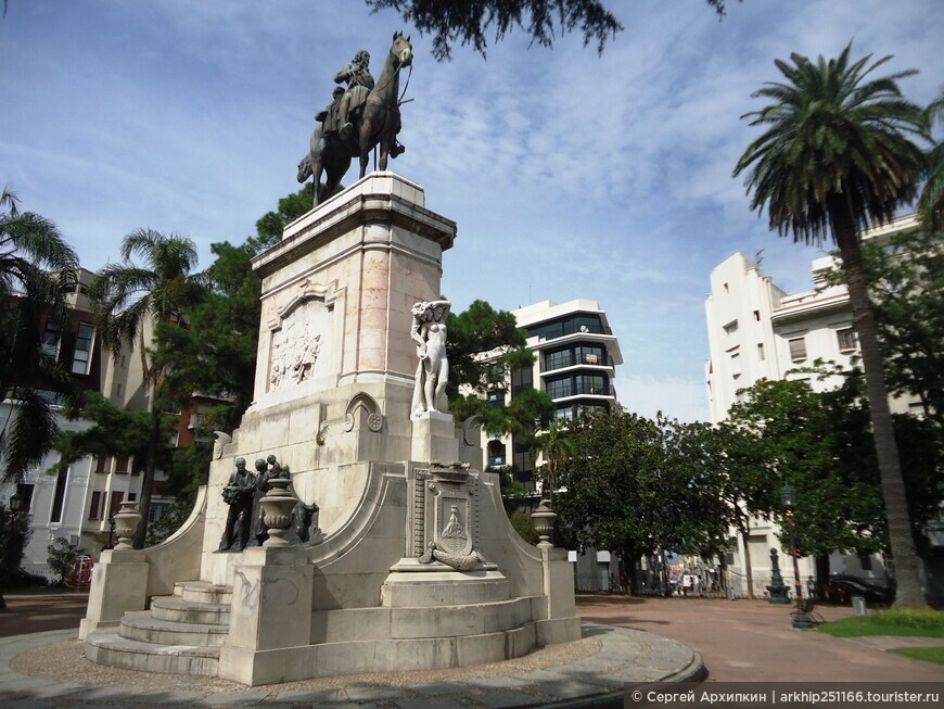 Площадь генерала Сабала — основателя столицы Уругвая — Монтевидео