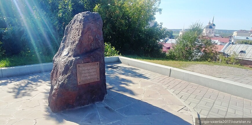 Камень в честь основания города Томска в 1604 году.