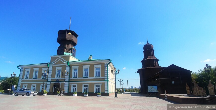 Музей истории Томска  в здании бывшей пожарной управы.  Реконструированная Спасская башня .