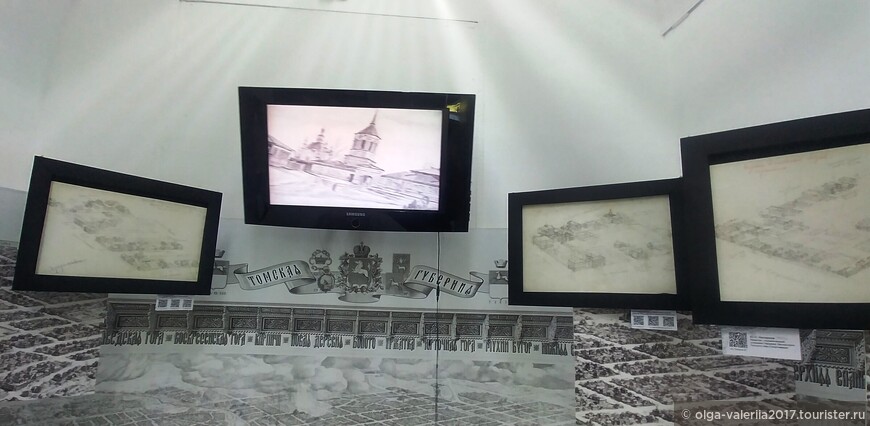 Зал с видео и  планом-  панорамой Томска первой  четверти  XX века. 