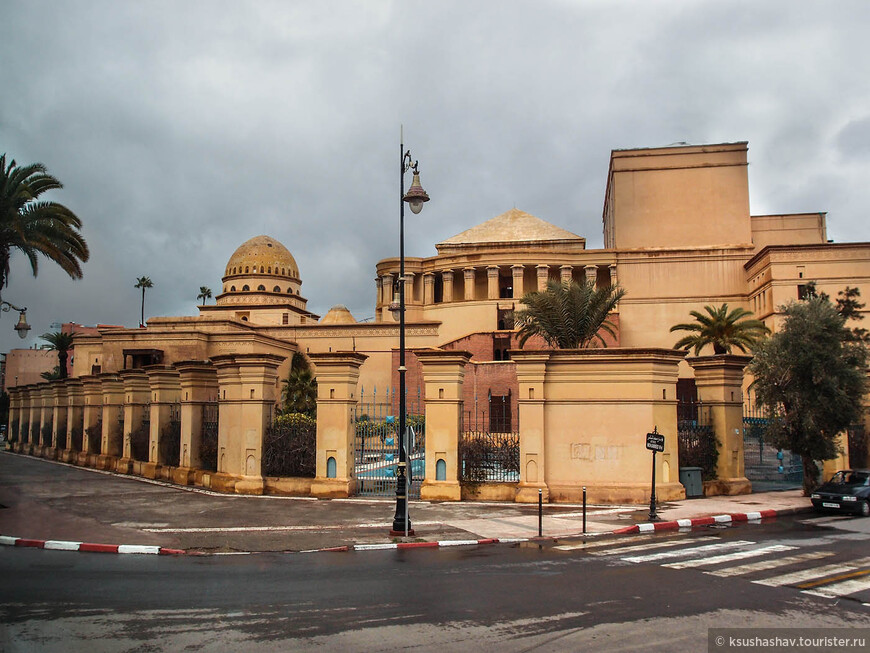 Королевский театр Марракеша, построенный в 2001 году по проекту архитектора Шарля Боккара (Charles Boccara), считается лучшим образцом марокканской архитектуры 