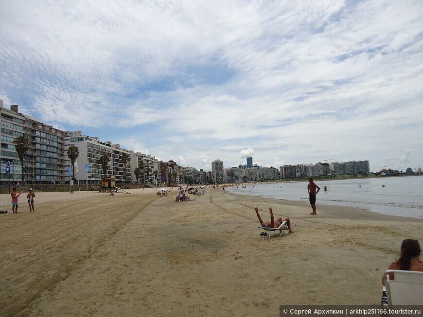 Главный городской пляж Поситос в Монтевидео (Уругвай) на 31 декабря — за несколько часов до Нового года