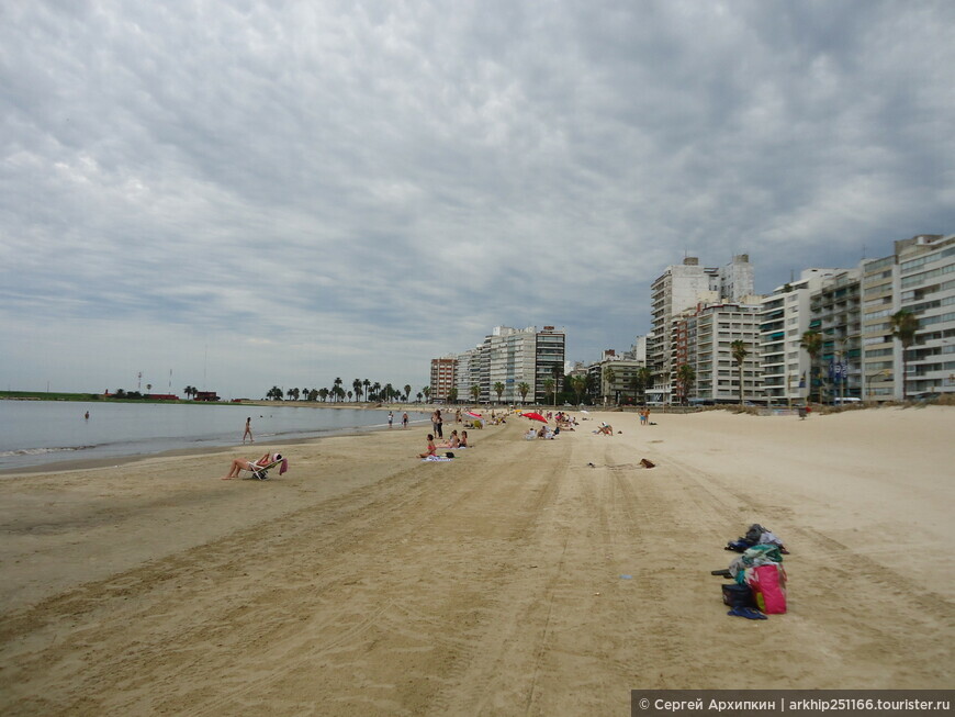 Главный городской пляж Поситос в Монтевидео (Уругвай) на 31 декабря — за несколько часов до Нового года