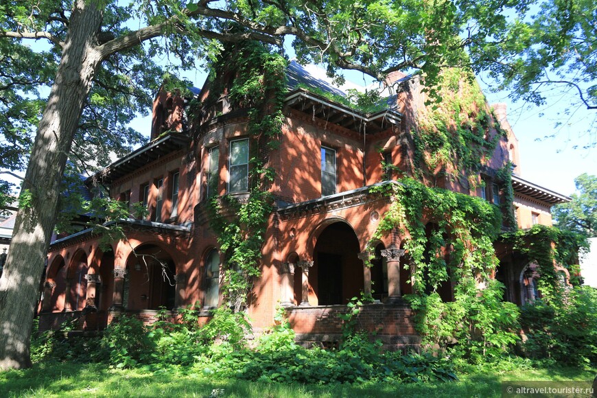 Дом Эдварда Сондерса (Edward N. Saunders House, 323 Summit Ave) был спроектирован Кларенсом Джонсоном в стиле нео-ренессанс, построен в 1892-93 гг.

