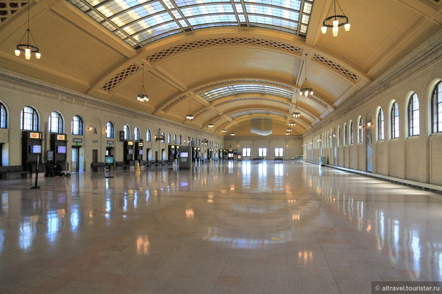 Вестибюль и зал ожидания вокзала заслуженно считаются великолепными архитектурными достижениями