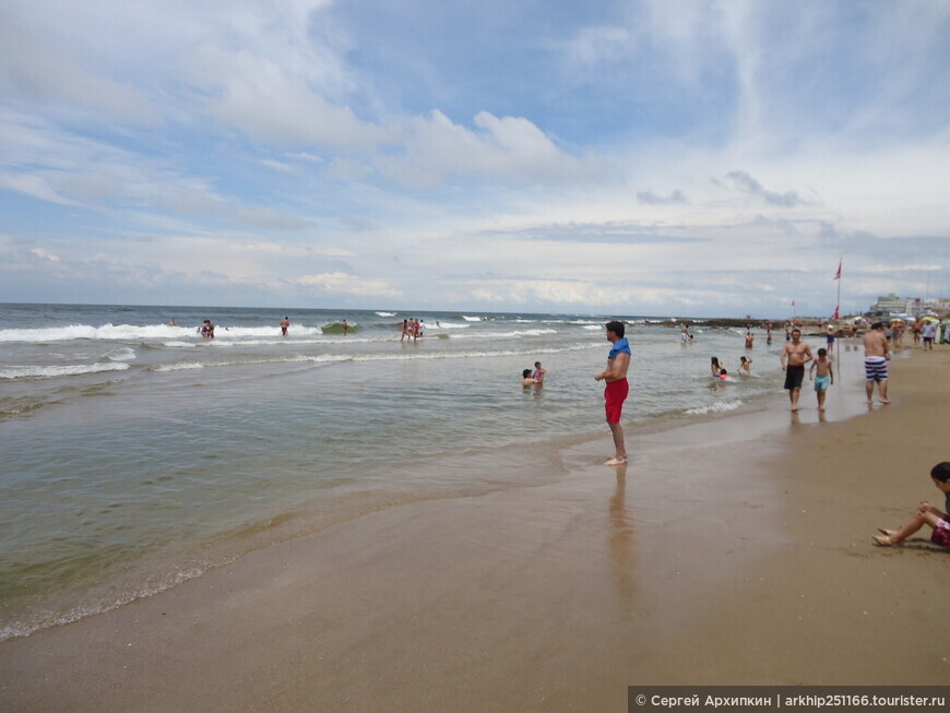 Центральный пляж Ла-Брава на уругвайском курорте Пунта-дель-Эсте -1 января.