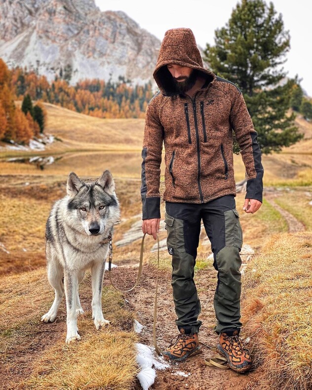Волчий инстинкт: молодой парень путешествует по самым живописным местам планеты вместе со своим волкособом