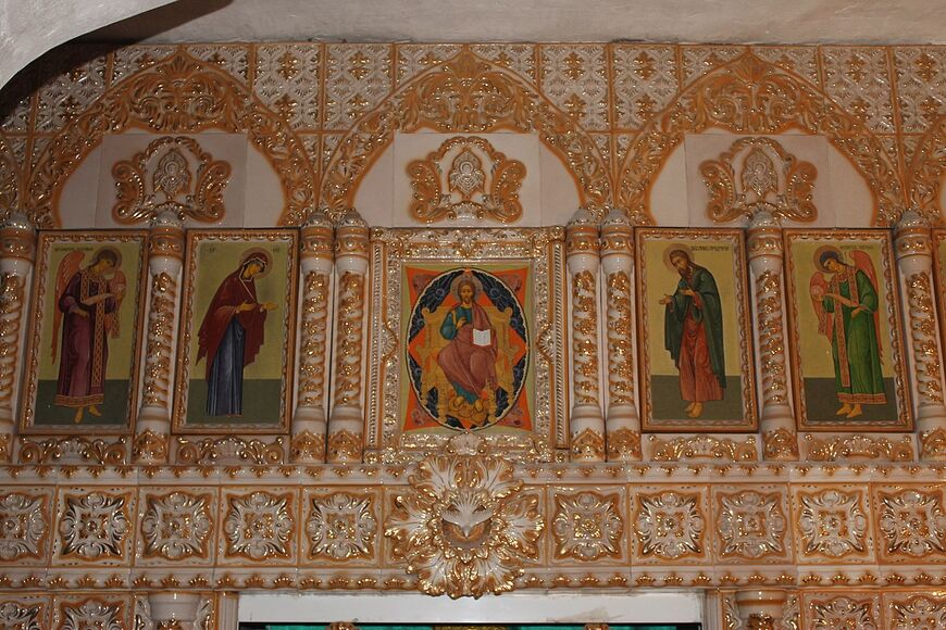 Фарфоровый алтарь в подземной церкви монастыря