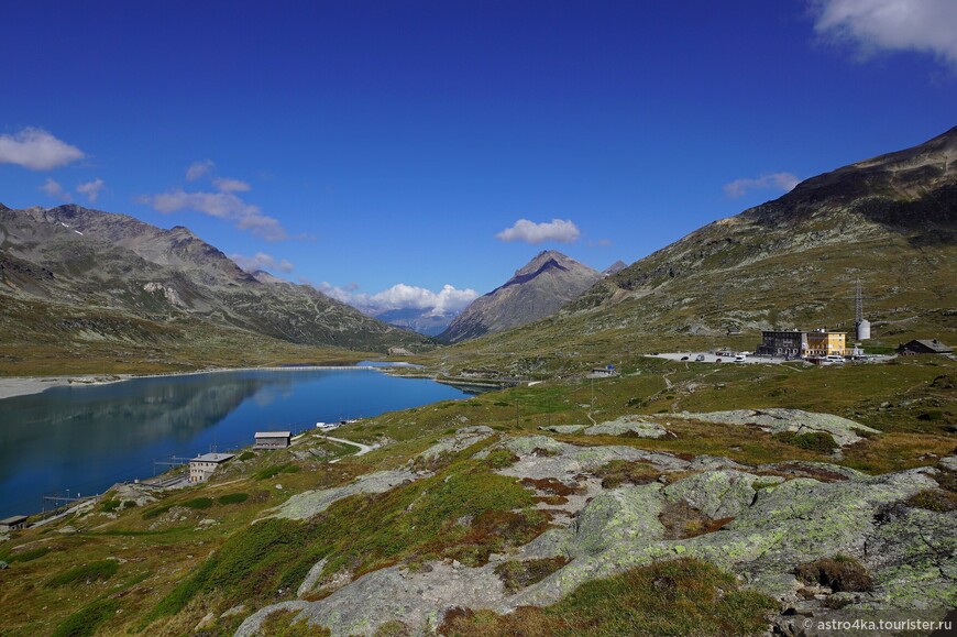 Слева железнодорожаня станция на перевале ​​«Ospizia Bernina», 2253 м.н.у.м.,  самая высокая станция Ретийской железной дороги.