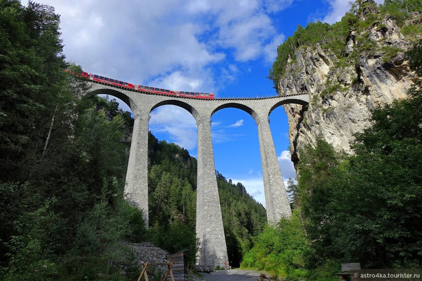 Под виадуком. Мост построен в 1901—1902 годах, а с 2008 года  является объектом всемирного наследия ЮНЕСКО.