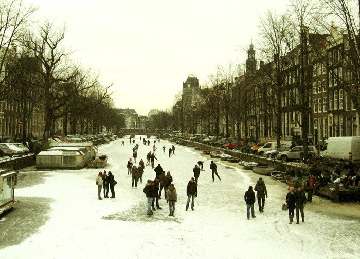 Глобальное потепление или «Серебряные коньки». Амстердам, Нидерланды.