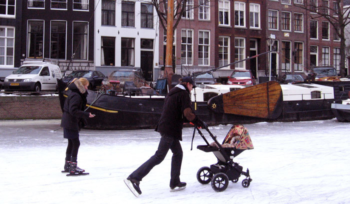 Глобальное потепление или «Серебряные коньки». Амстердам, Нидерланды.