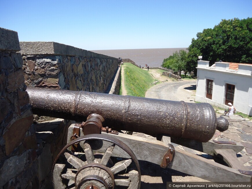 Старинный форт 17 века в Колонии-дель-Сакраменто в Уругвае