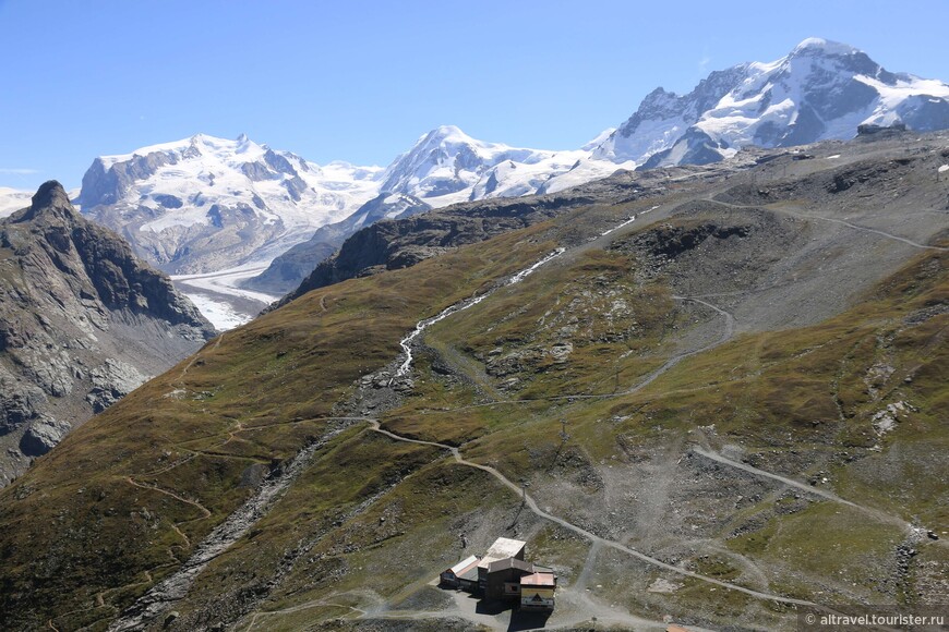 Три четырёхтысячника вокруг Церматта (слева направо): Dufour 4634 m (в массиве Monte Rosa), Liskamm 4527 m, Breithorn 4164 m.