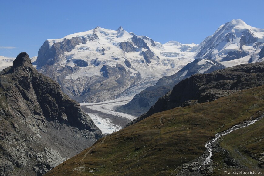 Самые высокие пики рядом с Церматтом (Dufour и Liskamm) крупным планом. Частично виден и ледник Горнер.