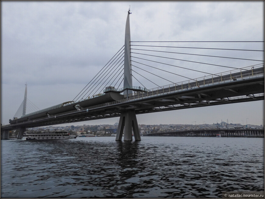 На первом плане метромост. Мост имени Ататюрка дальний на фото.