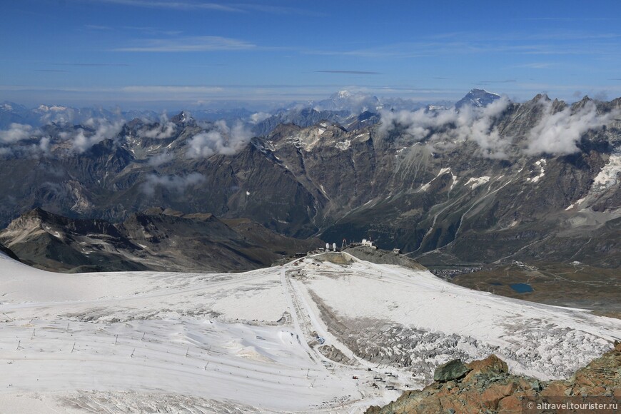 Вид со смотровой площадки на Альпы (на заднем плане) и горнолыжные трассы (внизу).