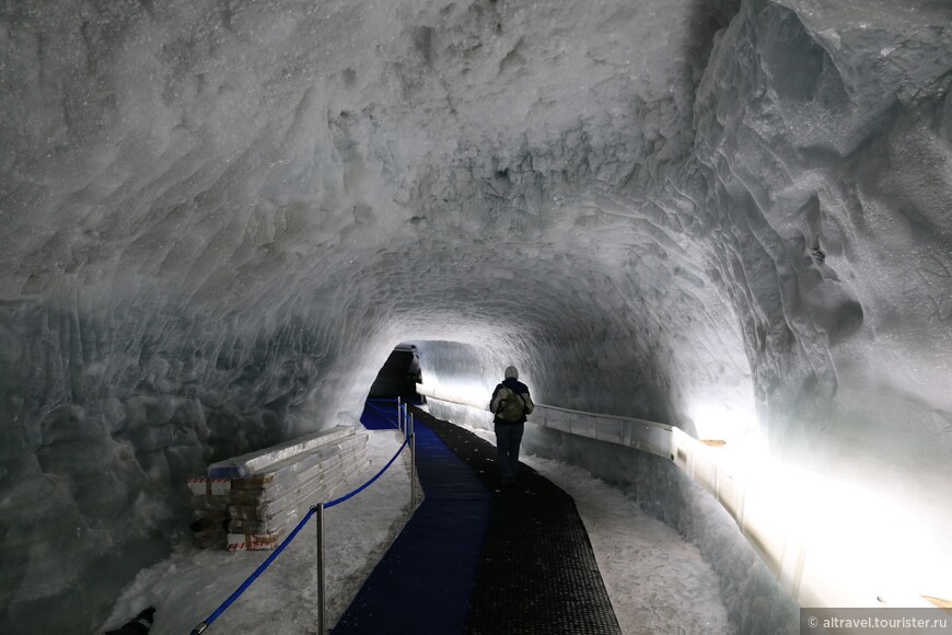 Вход в ледяной дворец, вырубленный в леднике.